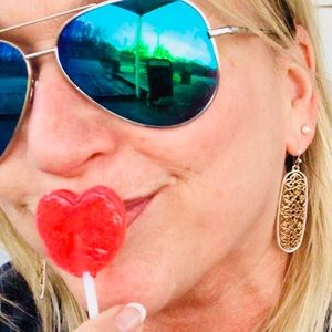 Meet your Posher, Suzanne